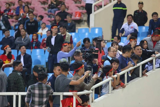 
Ai cũng háo hức và thậm chí nhiều CĐV mong rằng trận đấu là bước đệm để các cầu thủ chuẩn bị cho Asian sắp tới.

