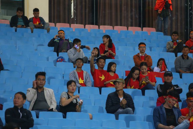 
Nhiều gia đình trẻ trong giải AFF Cup không có cơ hội vào sân nên dịp này đã có mặt tại đây.
