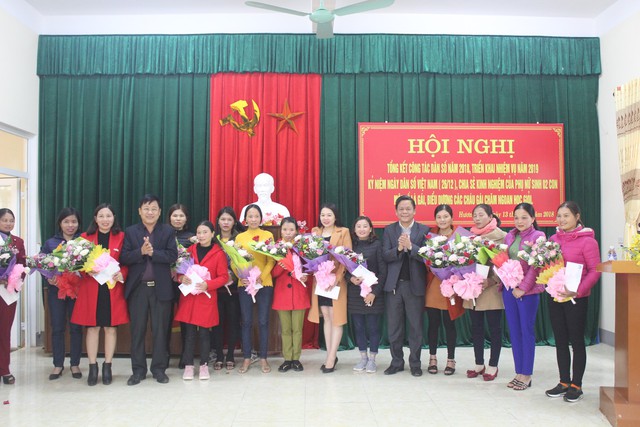 
Lãnh đạo Sở Y tế Hà Tĩnh và lãnh đạo UBND huyện Hương Khê tặng quà, biểu dương các gia đình sinh 2 con một bề là gái tiêu biểu.     Ảnh: Văn Định
