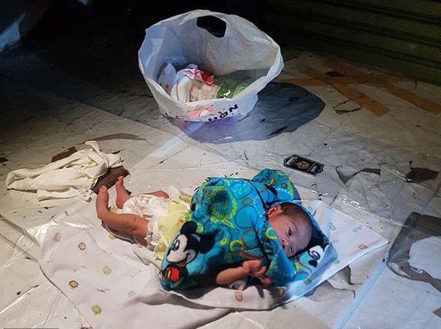 Em b&eacute; khoảng 2 tuần tuổi bị bỏ lại trước quầy h&agrave;ng b&aacute;n nước dừa ở chợ Thawi Wathana, Bangkok, Th&aacute;i Lan tối 20/12. Ảnh: ViralPress.