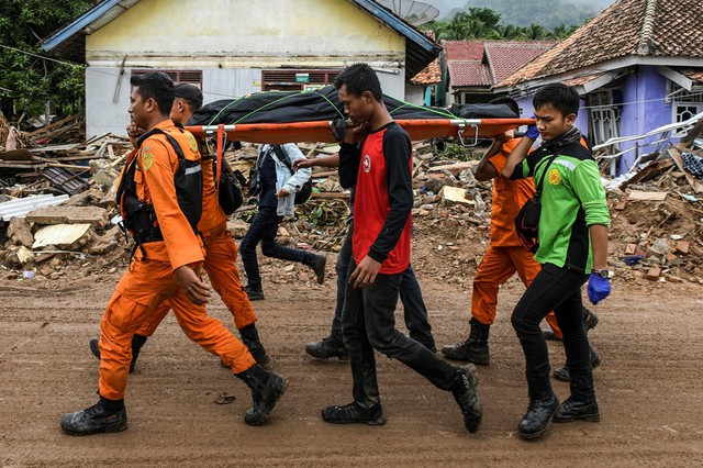 Nhân viên cứu hộ khiêng thi thể người chết sau sóng thần ở Rajabasa, tỉnh Lampung, Indonesia