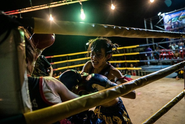 Supattra Inthirat, nữ đấu sĩ 12 tuổi, đang dồn đối thủ v&agrave;o g&oacute;c v&otilde; đ&agrave;i. Ảnh: New York Times.