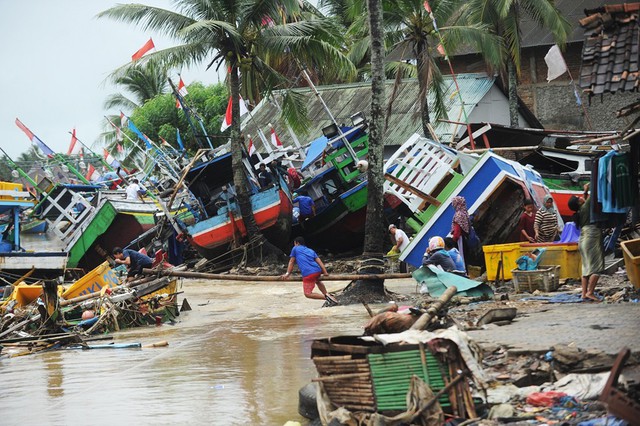 Thuyền bè bị đánh dạt vào nhà dân sau sóng thần ở Labuan, tỉnh Banten, Indonesia.