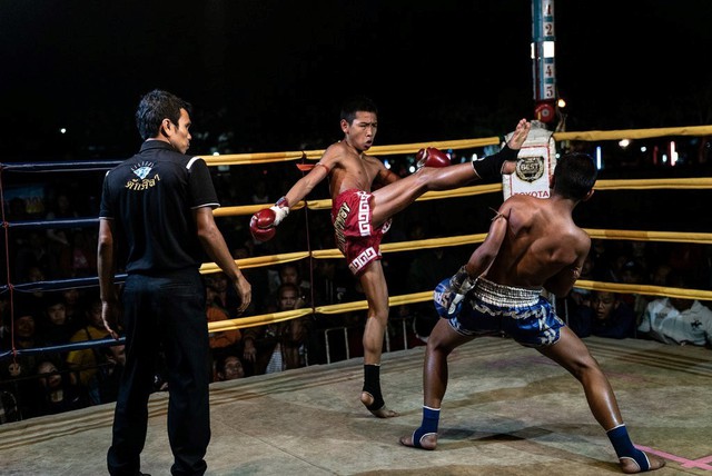 Thi đấu muay Th&aacute;i chuy&ecirc;n nghiệp trở th&agrave;nh phương tiện đổi đời cho người ngh&egrave;o v&agrave; cả người gi&agrave;u. Ảnh: New York Times.