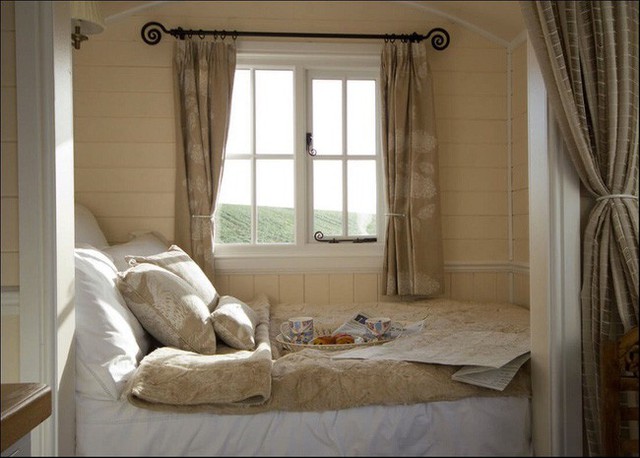 
Đặt một chiếc giường trong một cái hốc sẽ tạo ra một phòng ngủ nhỏ ngay lập tức cho các vị khách tới chơi nhà.
