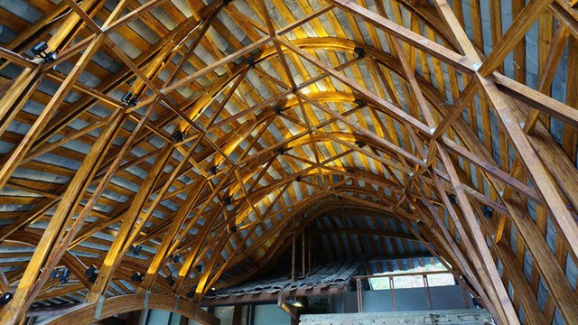 
Hệ thống mái được giữ lại một phần, một phần được thiết kế với khung gỗ uốn tự nhiên.
