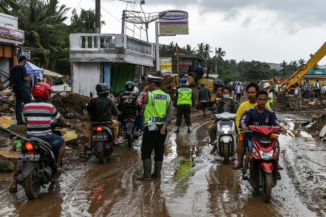 Đường sá lầy lội sau sóng thần ở Rajabasa, tỉnh Lampung, Indonesia. 