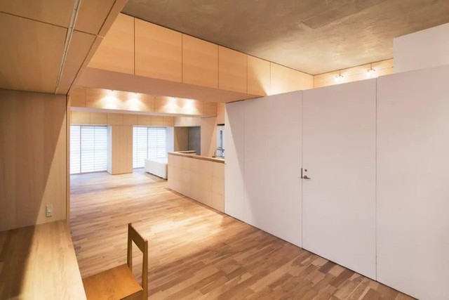 
Để không gian ấm cúng hơn, kiến trúc sư đã tạo sự liên kết đồng bộ về chất liệu của sàn và hệ thống tủ chính. Ánh sáng màu vàng dịu dàng, phù hợp với màu của gỗ giúp mọi góc nhỏ đều thư giãn và dễ chịu.
