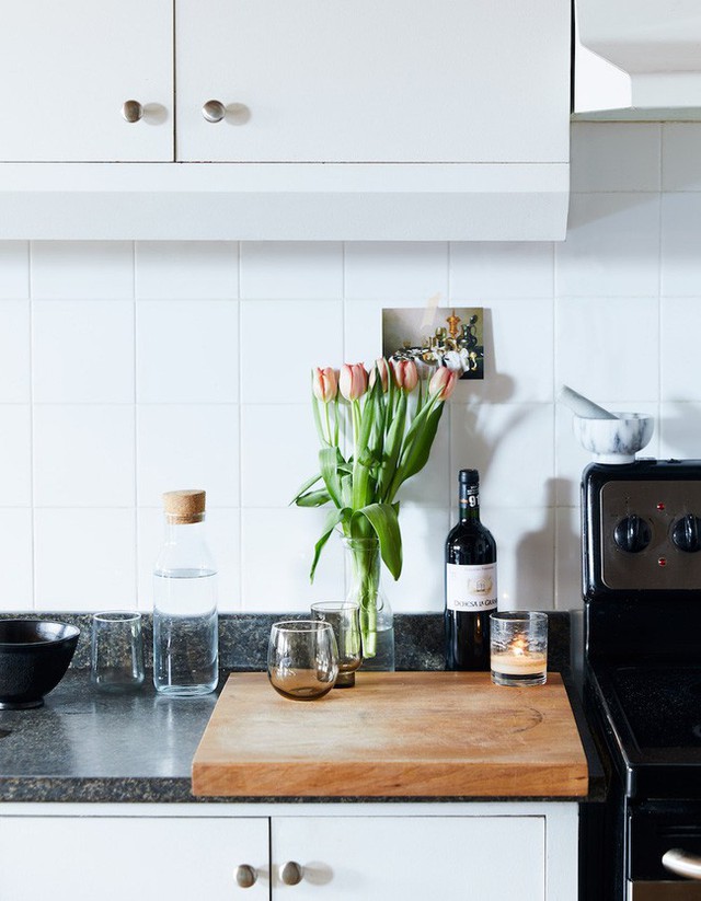 
Không gian bếp được gắn hệ thống tủ bếp màu trắng, cùng tông với màu tường. Bếp tuy nhỏ nhưng vẫn đầy đủ dụng cụ phục vụ cho việc nấu nướng.
