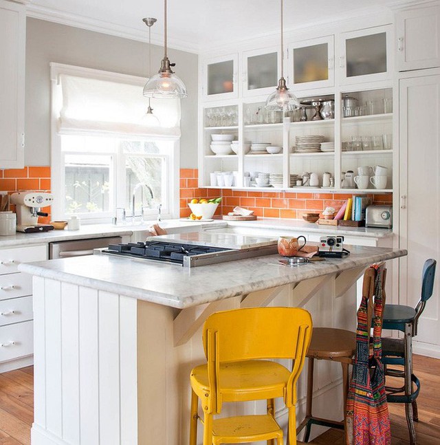 
Màu cam có thể được ứng dụng ở gạch bệ bếp, hay chiếc ghế ngồi đơn giản như thế này.
