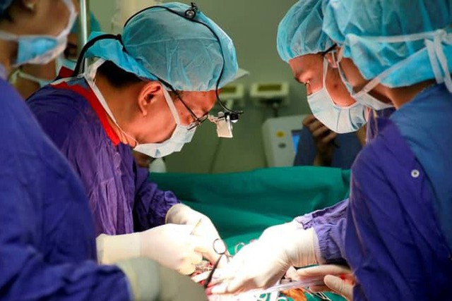 
Các bác sĩ bệnh viện Việt Đức thực hiện lấy tạng và ghép phổi. Ảnh: Bệnh viện Việt Đức
