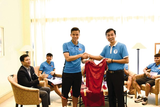 
Đội trưởng Đội tuyển quốc gia Quế Ngọc Hải trao những chiếc áo có chữ ký của các cầu thủ đến CLB để tặng các chiến sĩ.
