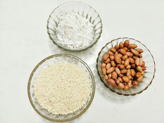 Chuẩn bị nguyên liệu: 500 gram gạo nếp ngon, 250 gram đậu phộng, 100 gram dừa bào sợi, một chút muối.