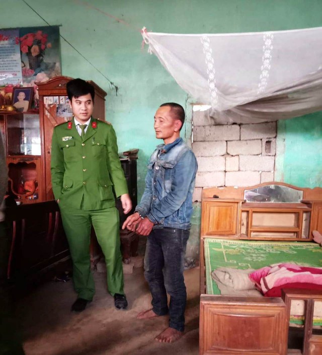 Nghi phạm Lê Văn Sơn bị công an bắt giữ tại hiện trường để phục vụ công tác điều tra.