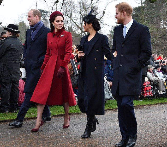 

 

Thái tử Charles đi ngay phía trước các con trai và con dâu. Tuy nhiên, Hoàng thân Philip và Nữ công tước xứ Cornwall không xuất hiện. Hoàng thân Philip hiện sức khoẻ tốt nhưng đã chính thức nghỉ hưu từ năm ngoái, không mấy khi còn tham dự các sự kiện hoàng gia. Trong khi đó, bà Camilla bị cảm lạnh nặng từ tuần trước và được cho là vẫn đang hồi phục.

 



Sóng bước cạnh nhau, Nữ công tước xứ Cambridge và Nữ công tước xứ Sussex thường xuyên quay qua trò chuyện thân mật, bỏ qua những tin đồn như Kate từng khóc vì tranh cãi với Meghan về chiếc váy phù dâu của con gái Charlotte hay Kate quát Meghan vì thô lỗ với nhân viên cung điện.

 



Kate được fan khen ngợi khi chọn cả một cây đỏ trong ngày Noel, đặc biệt là chiếc áo khoác tôn dáng kiểu thập niên 1940 của nhà thiết kế Catherine Walker. Còn Meghan chọn phong cách hiện đại hơn khi diện cả cây hơn 5.600 USD do Victoria Beckham thiết kế.

 



 

Trong lễ Giáng sinh hôm qua, ngoài bộ tứ Kate - William, Meghan - Harry, nhiều thành viên hoàng gia khác cũng tới dự. Trong ảnh, Nữ hoàng (92 tuổi) đến nhà thờ bằng xe limousine.

 



 

Nữ hoàng dẫn đầu, theo sau là con trai Charles và cháu dâu Kate ra khỏi nhà thờ sau khi buổi lễ kết thúc.

 



 

Bà bầu Meghan hành lễ với Nữ hoàng khi bà rời đi.

 



Kate tươi tắn vì nhận được hoa của người hâm mộ. Sau khi được một người dân hỏi thăm rằng có phải lũ trẻ nhà cô dậy sớm không?, Kate vui vẻ trả lời: Rất sớm luôn nhưng thật đáng yêu khi nhìn thấy gương mặt của chúng.

 



 

Giống như lúc đi, cả hai nữ công tước cũng bước cạnh nhau khi quay về.

 



 

Meghan thân thiết đặt tay lên lưng của chị dâu Kate, giống hành động Nữ công tước xứ Sussex vẫn làm với chồng.

Ảnh: Reuters, AP

Theo Ngôi sao

















