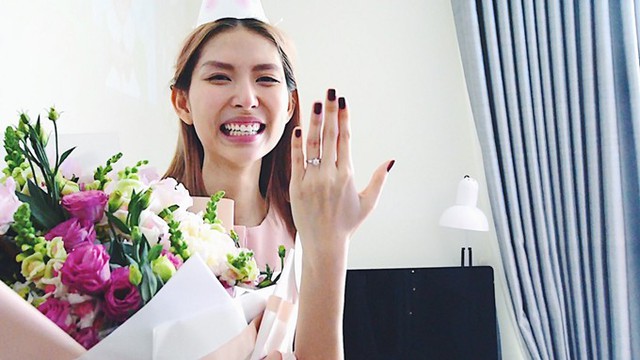 Th&ugrave;y Dương hạnh ph&uacute;c khi được cầu h&ocirc;n bất ngờ.