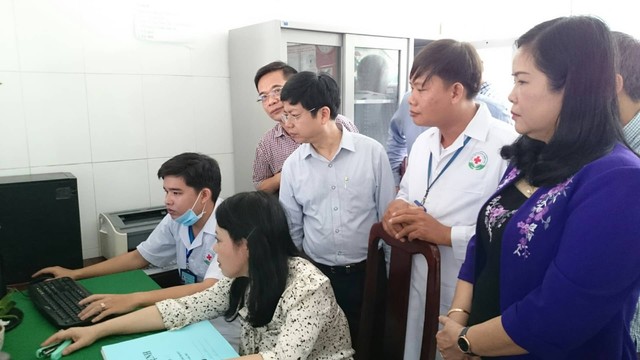 Bộ Trưởng kiểm tra phần mềm khám chữa bệnh của trạm y tế xã Trường Long