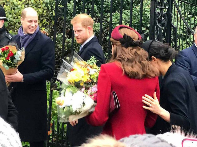 

 

Meghan thân thiết đặt tay lên lưng của chị dâu Kate, giống hành động Nữ công tước xứ Sussex vẫn làm với chồng.

Ảnh: Reuters, AP

Theo Ngôi sao

