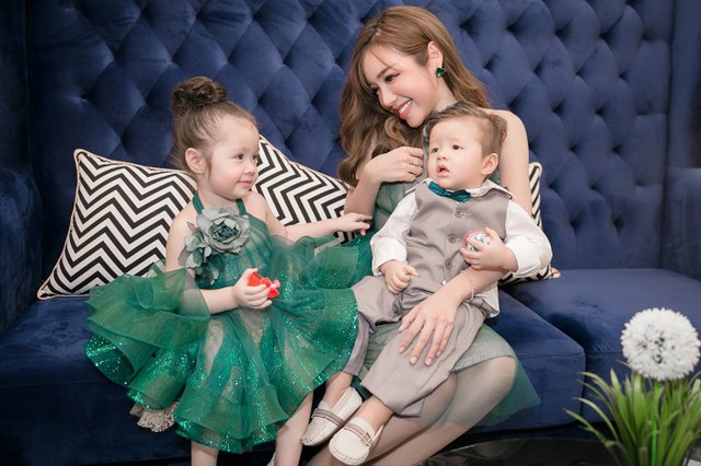 Elly Trần v&agrave; 2 con - Candie Mộc Tr&agrave; v&agrave; Alfie T&uacute;c Mạch.
