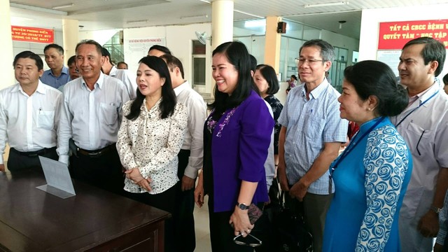 Bộ trưởng cùng đoàn công tác tham quan tại Trung tâm Y tế huyện Phong Điền