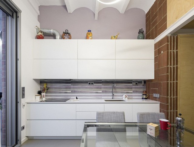 
Bếp nấu được thiết kế theo phong cách hiện đại. Hệ thống tủ bếp màu trắng tinh tế, điểm nhấn của góc nấu nướng là tường họa tiết kẻ bắt mắt.

