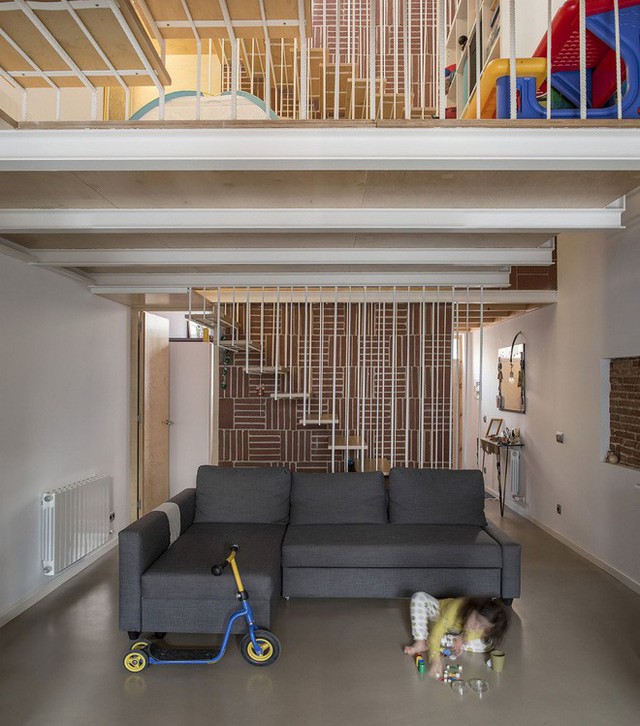 
Nhà có trẻ con nên vợ chồng gia chủ ưu tiên việc thiết lập không gian vui chơi. Phía trong cùng của cầu thang được thiết kế sofa nhỏ gọn đặt sát tường để làm phòng khách thì phía tầng 2 lại được sử dụng để bố trí khu vực vui chơi thoải mái cho các bạn nhỏ.
