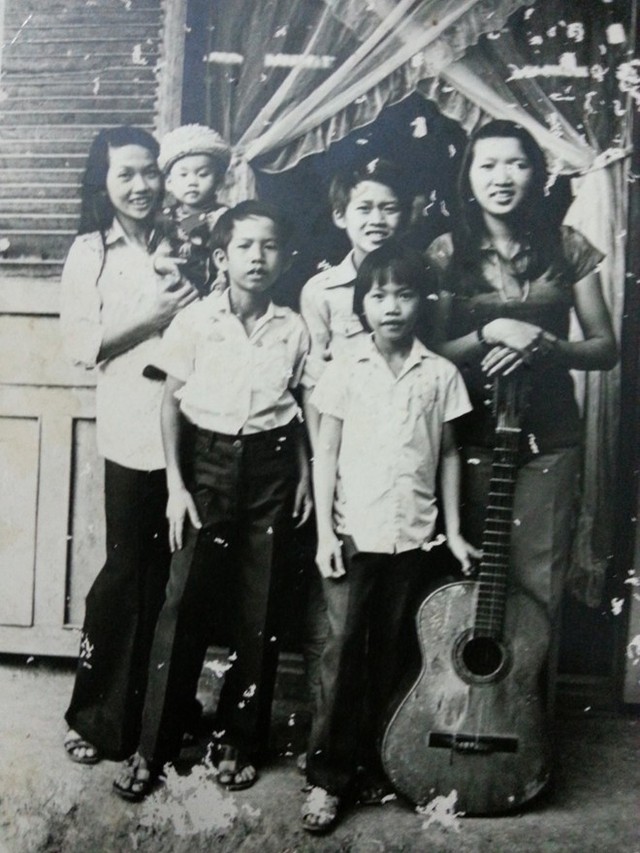 Hoài Linh sinh năm 1969 trong một gia đình có tất cả sáu người con (ba trai, ba gái) và anh là con thứ ba và là con trai trưởng trong gia đình.