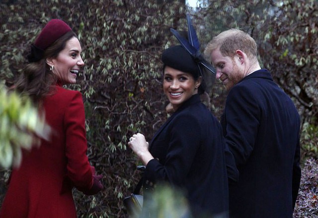 

 

Meghan thân thiết đặt tay lên lưng của chị dâu Kate, giống hành động Nữ công tước xứ Sussex vẫn làm với chồng.

Ảnh: Reuters, AP

Theo Ngôi sao

