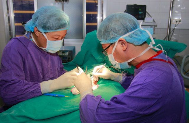 BS Trung tâm nam học (BV Việt Đức) phẫu thuật cắt tinh hoàn bị hoại tử do xoắn tinh hoàn cho bệnh nhi