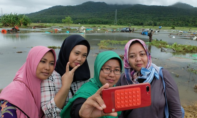 Solihat và 3 người bạn chụp ảnh tự sướng tại khu vực sóng thần (Ảnh: Guardian)