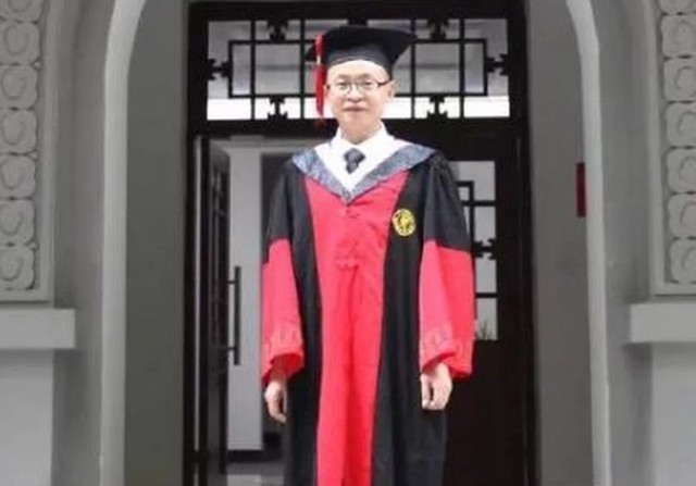 &Ocirc;ng Li Mingyong nhận bằng tiến sĩ v&agrave;o m&ugrave;a h&egrave; năm nay. Ảnh: SCMP. 