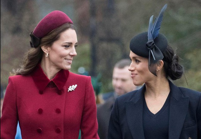 Kate và Meghan tận dụng tối đa giao tiếp bằng ánh mắt để chứng tỏ họ vô cùng thân thiết.