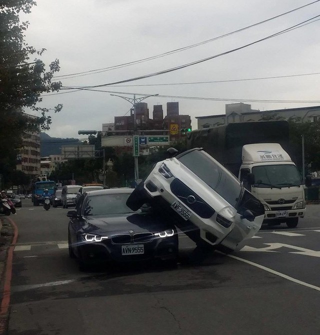 Quá nóng giận vì ghen tuông mà người phụ nữ suýt gây nguy hiểm cho chính mình.