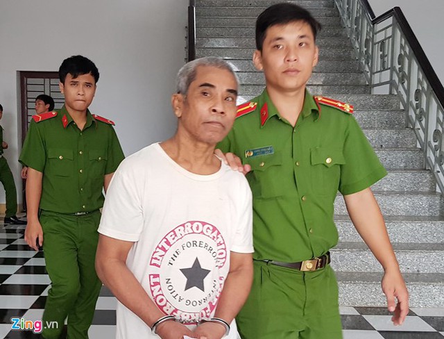 
Cảnh sát đưa Thạch Sươl về nơi giam giữ. Ảnh: Việt Tường.

