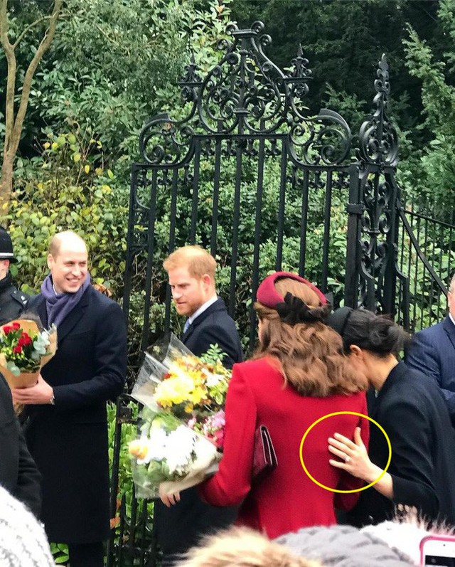 Meghan còn đặt tay lên lưng chị dâu giống như làm với Hoàng tử Harry.