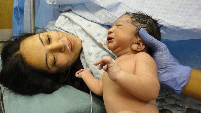 
Đứa bé vừa ra đời thì chồng tôi cũng vừa được đưa ra khỏi phòng sinh. (Ảnh minh họa)
