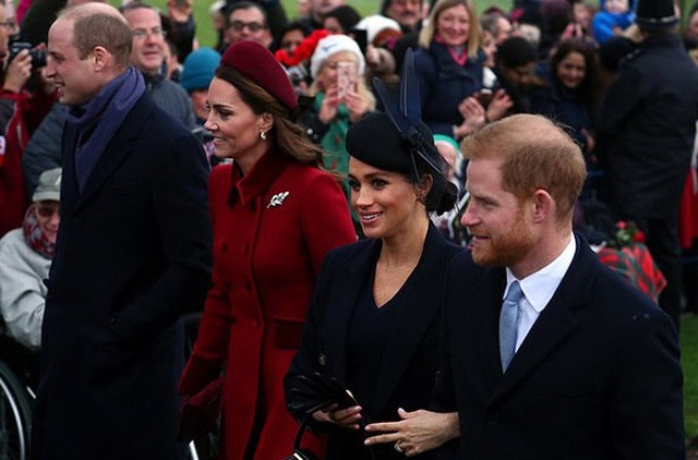 Hai cặp vợ chồng hoàng gia trong hoạt động Giáng sinh thường niên sáng 25/12 tại Sandingham. Ảnh: Reuters.