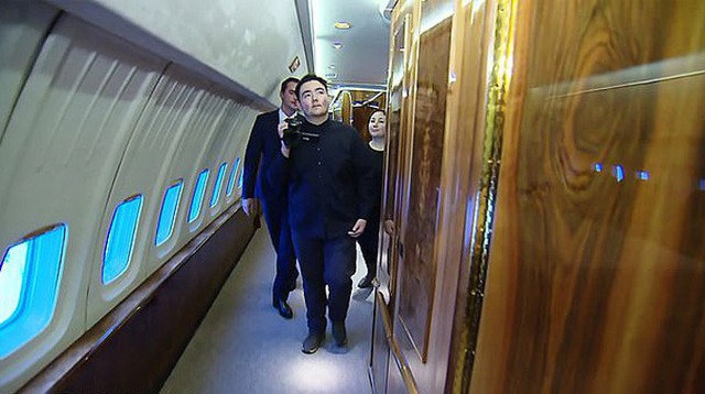 Arslan c&ugrave;ng mẹ được c&aacute;c nh&acirc;n vi&ecirc;n an ninh của Tổng thống Putin dẫn đi tham quan quanh chuy&ecirc;n cơ, đến thăm ph&ograve;ng họp...