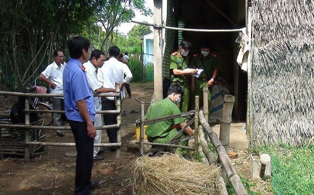 
Cơ quan chức năng khám nghiệm vụ án Huỳnh dùng dao truy sát 4 người thân trong gia đình. (Ảnh Báo giao thông)
