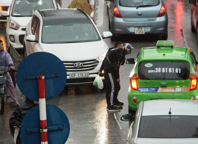 
Trên tuyến đường Chùa Bộc, mâu thuẫn giữa hai thanh niên với tài xế taxi sau khi xảy ra va chạm đã cản trở các phương tiện giao thông di chuyển, khiến tình trạng giao thông trên tuyến đường này càng trở nên ùn tắc hơn.
