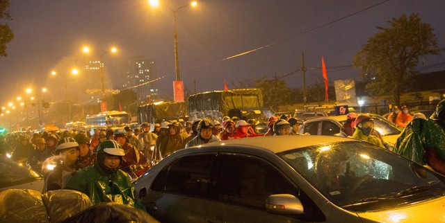 
Buổi tối, Hà Nội ùn tắc trên diện rộng, các trục đường lớn đều nhung nhúc xe ô tô, xe máy.
