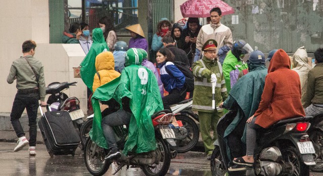 
Công an luôn túc trực và yêu cầu các phương tiện tham gia giao thông không dừng đỗ trước bến xe để tránh gây ùn tắc.
