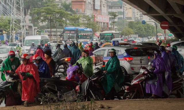 
Một số phương tiện dừng đỗ ngay tại điểm quay đầu dưới gầm cầu để trú mưa, khiến giao thông trở nên khó khăn hơn.
