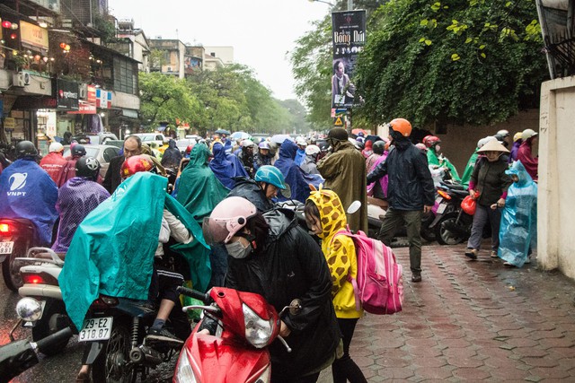
Trên tuyến đường Tôn Thất Tùng, phụ huynh đỗ xe dọc đường để vào trường đón con đã ảnh hưởng đến việc di chuyển của các phương tiện tham gia giao thông.
