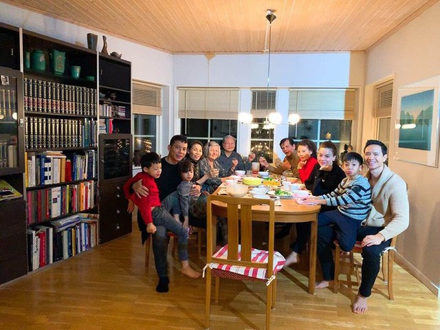 Gia đình Hà Hồ ăn cơm cùng gia đình Kim Lý.