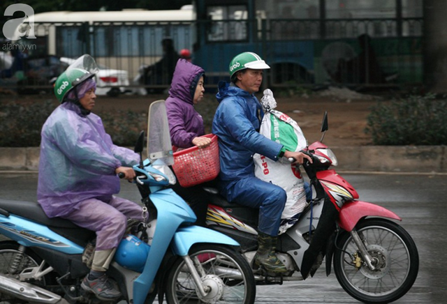 Thời tiết Hà Nội cuối giờ chiều có mưa phùn, nhiệt độ giảm sâu và rét mướt nhưng không quản bước chân của người dân háo hức về quê nghỉ lễ.