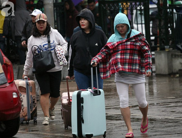 Nhóm du khách đi du lịch cũng vội vã trước thời tiết không thuận lợi.