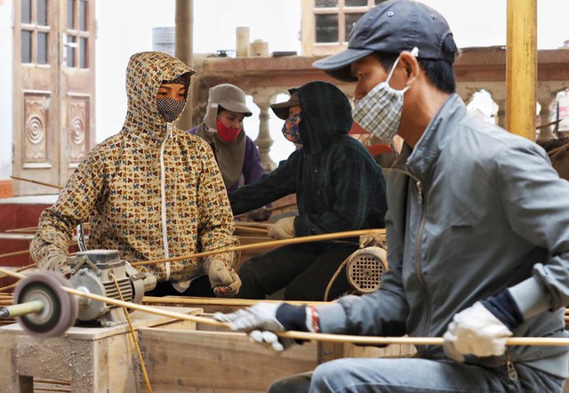 Nguy&ecirc;n vật liệu mua từ người d&acirc;n đi khai th&aacute;c về sẽ được phơi kh&ocirc; v&agrave; tập kết lại nơi tho&aacute;ng m&aacute;t để tr&aacute;nh mối mọt.