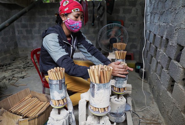 Một chiếc ống h&uacute;t tre phải trải qua 10 c&ocirc;ng đoạn, ho&agrave;n to&agrave;n thủ c&ocirc;ng. Mỗi ng&agrave;y c&oacute; gần 10 người thực hiện đ&aacute;nh b&oacute;ng ống tr&ecirc;n m&aacute;y.