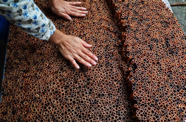 Những chiếc m&aacute;y tự chế bằng m&ocirc; tơ sẽ đ&aacute;nh b&oacute;ng đầu ống h&uacute;t, loại bỏ phần thừa g&acirc;y ra bởi m&aacute;y cắt. Mỗi m&aacute;y đ&aacute;nh b&oacute;ng tối đa mỗi lần 20 chiếc.